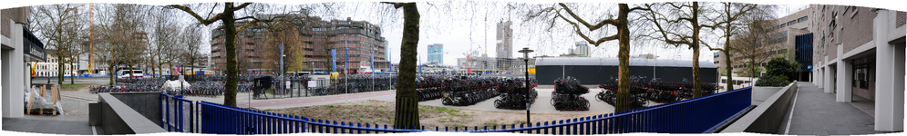827621 Panorama van het Leidseveer te Utrecht, met in het midden de fietsenstalling op het Smakkelaarsveld en op de ...